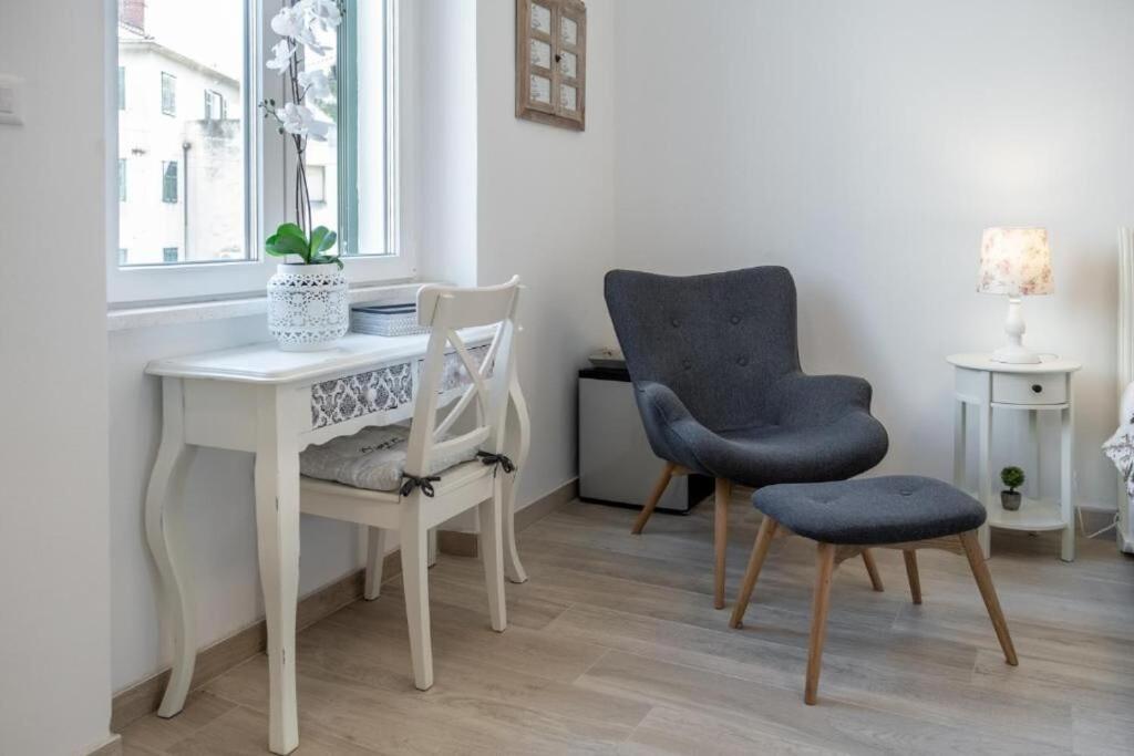 Apartments And Room Poesia Split Exterior photo