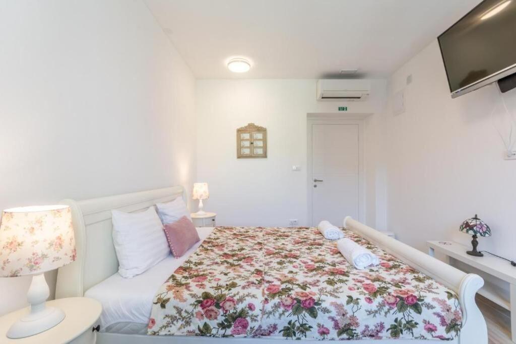 Apartments And Room Poesia Split Exterior photo